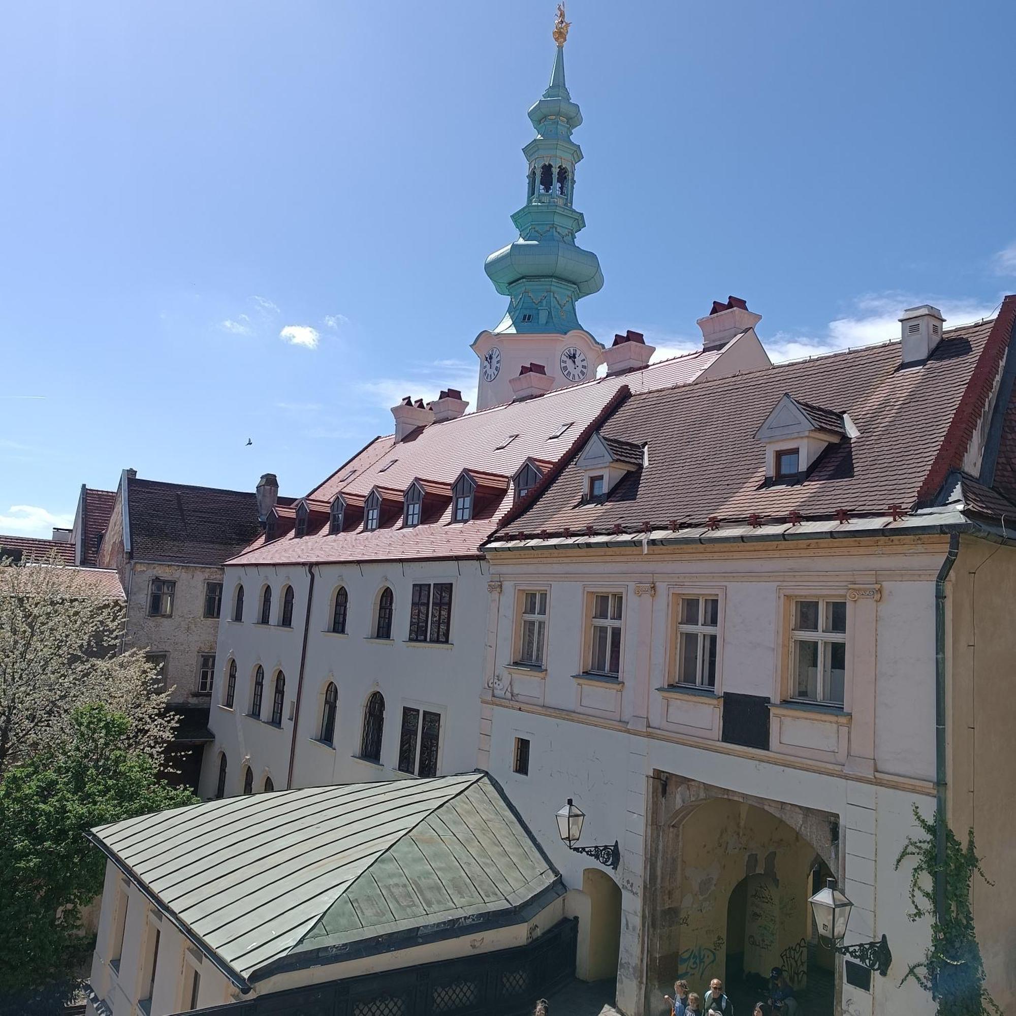 Krasny Byt S Vyhladmi V Historickom Centre Pressburg Zimmer foto
